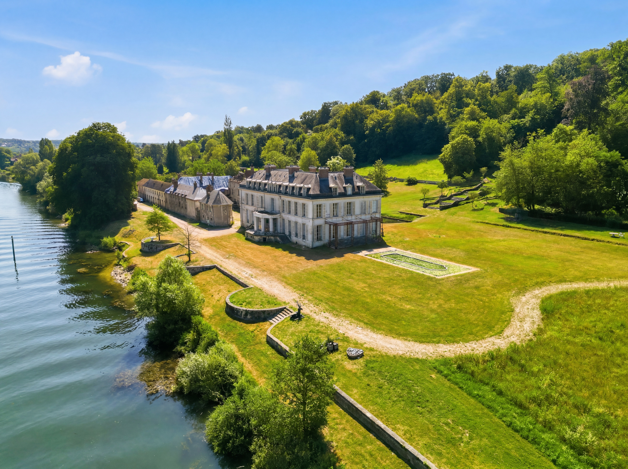 CHATEAU DE LA RIVIERE